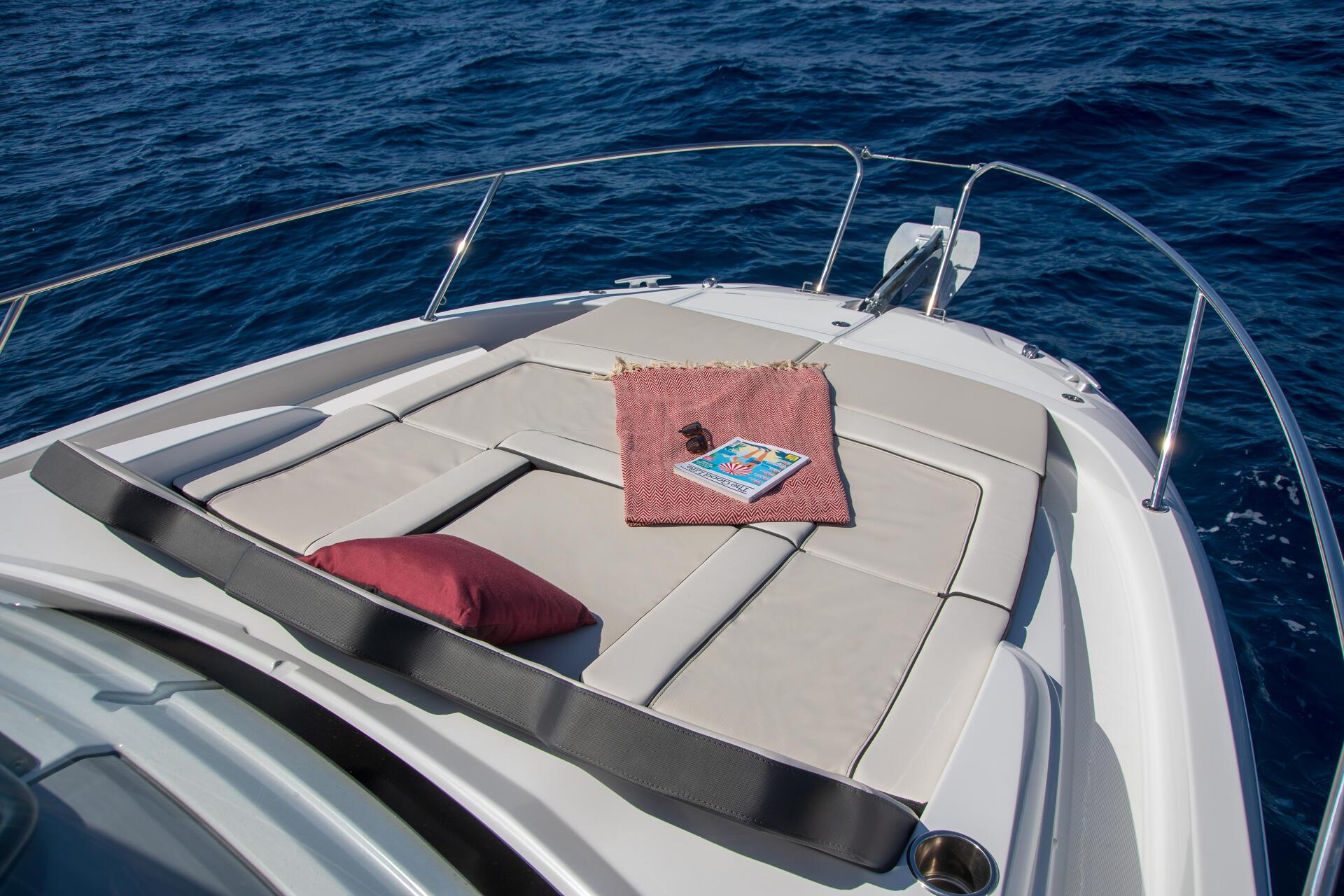 cap-camarat-90-wa-s2-bain-de-soleil-avant