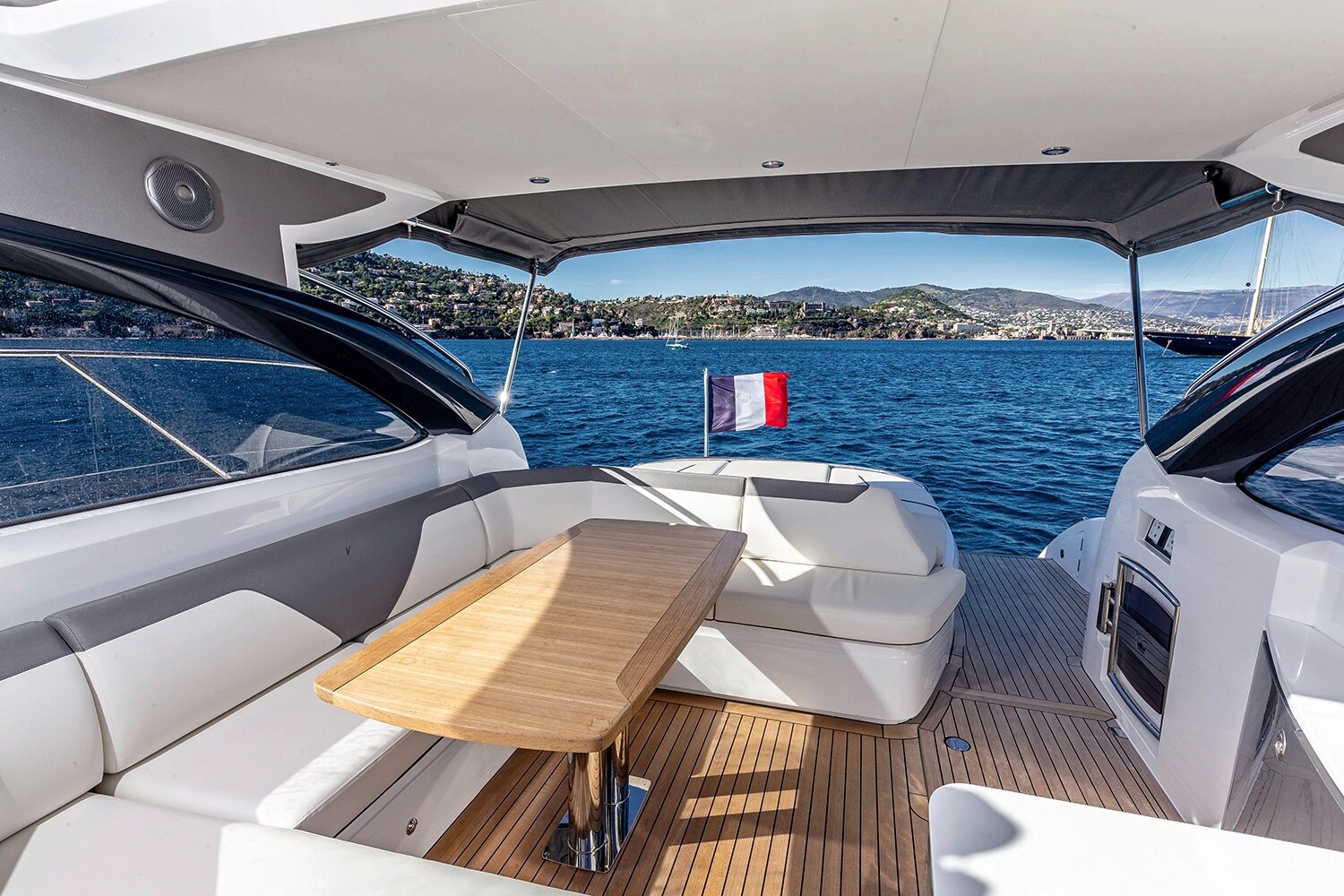 princess-v50-cockpit1